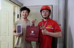 iPhone 18 Pro系列开售当天 京东秒送骑手为北京消费者送来新机